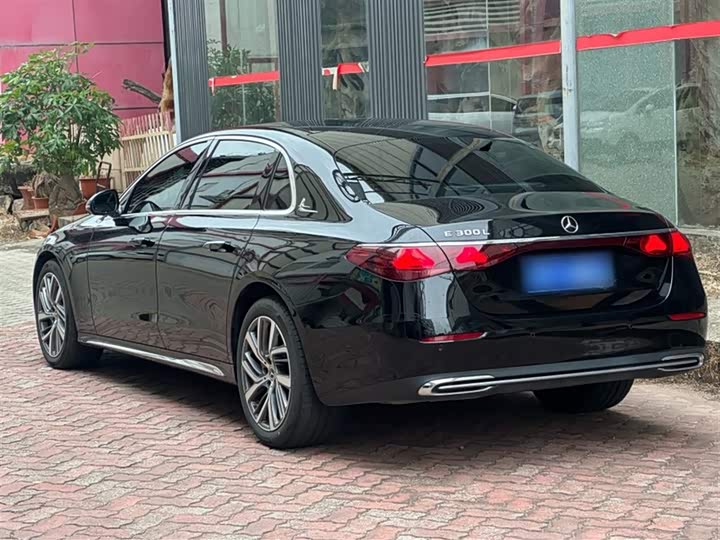 Фото 3 - Mercedes-Benz E-Class