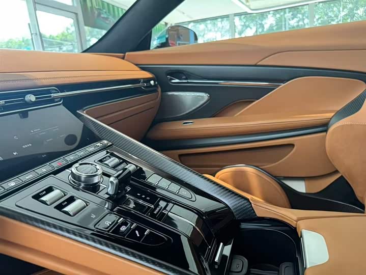 Фото 10 - Aston Martin DB12