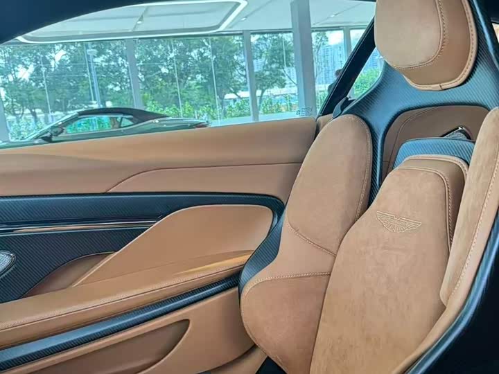 Фото 11 - Aston Martin DB12