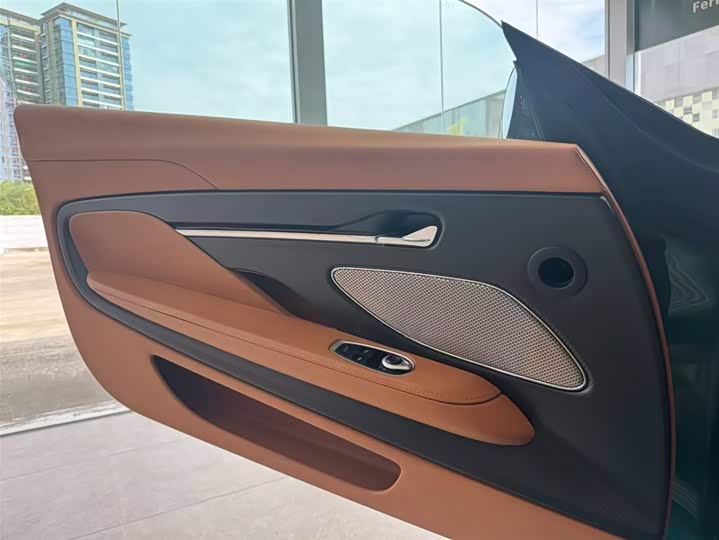 Фото 12 - Aston Martin DB12