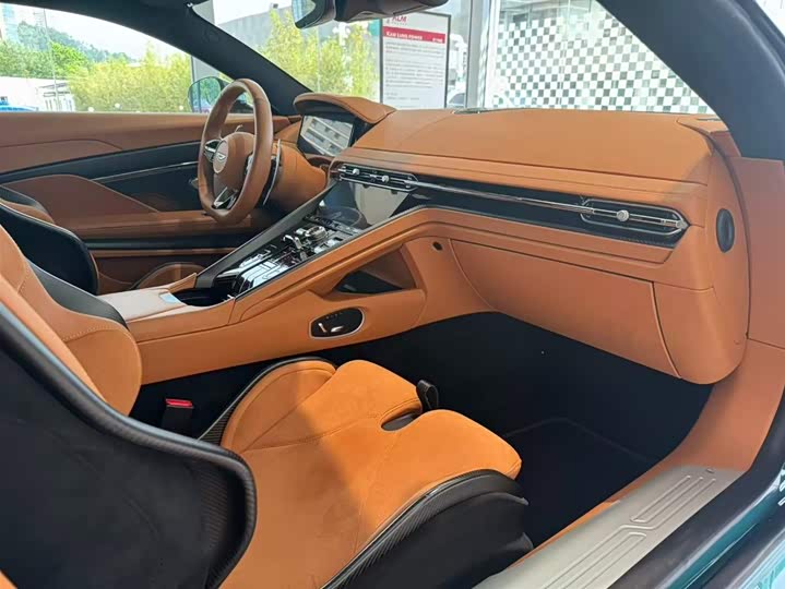 Фото 13 - Aston Martin DB12