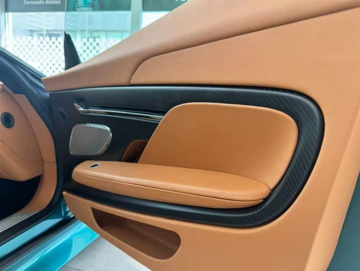 Фото 14 - Aston Martin DB12