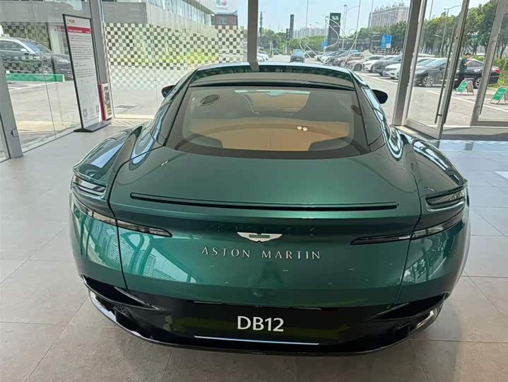 Фото 4 - Aston Martin DB12