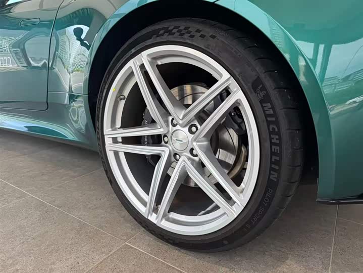 Фото 5 - Aston Martin DB12