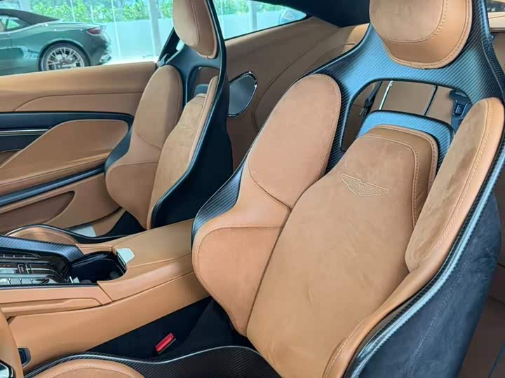 Фото 6 - Aston Martin DB12