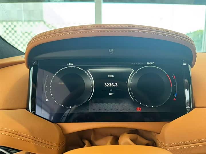 Фото 8 - Aston Martin DB12