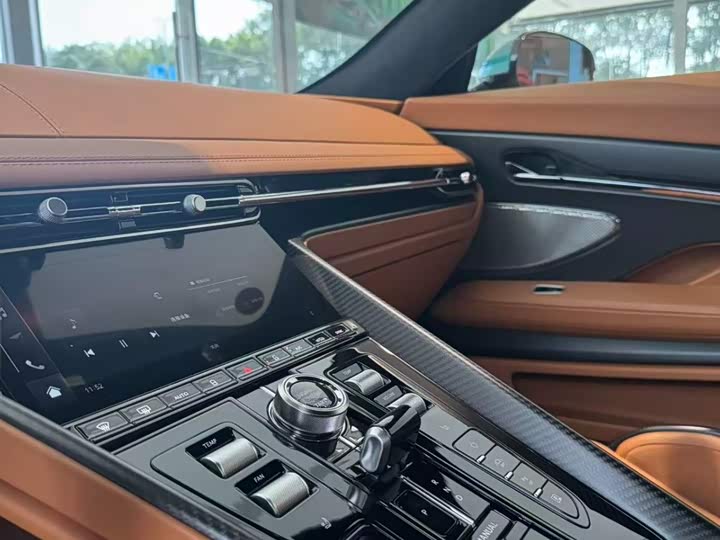 Фото 9 - Aston Martin DB12