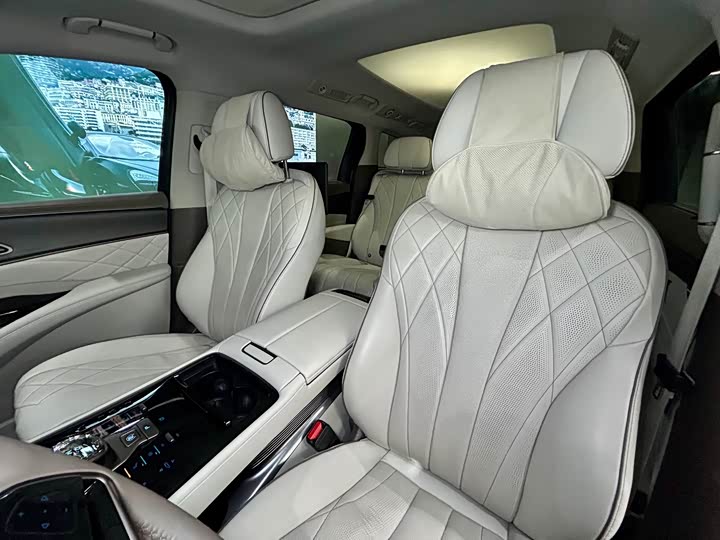 Фото 10 - Denza D9