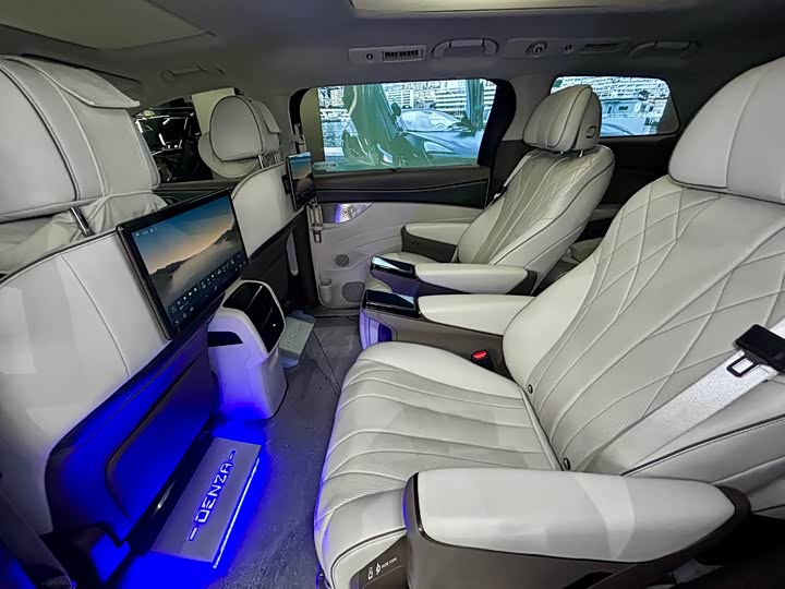 Фото 22 - Denza D9