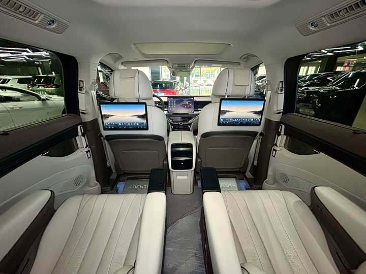 Фото 28 - Denza D9