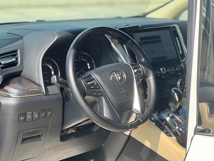 Фото 9 - Toyota Alphard