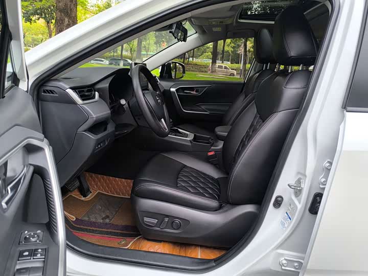 Фото 10 - Toyota RAV4