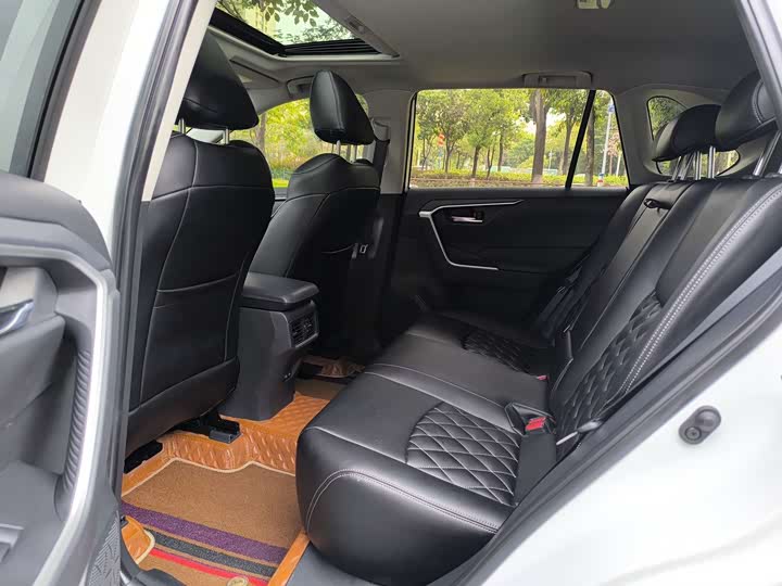 Фото 11 - Toyota RAV4