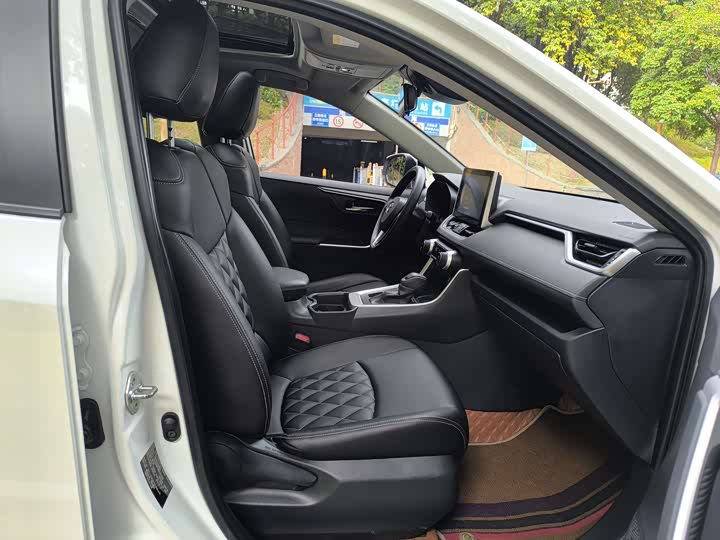 Фото 12 - Toyota RAV4