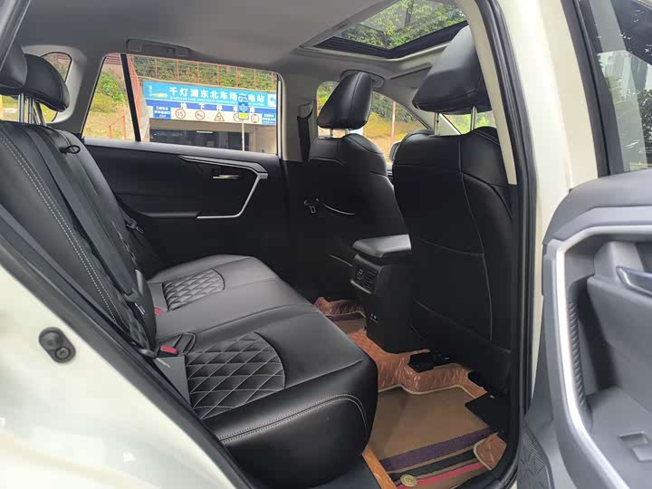 Фото 14 - Toyota RAV4