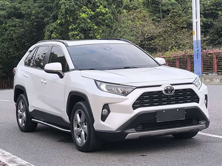 Фото 4 - Toyota RAV4