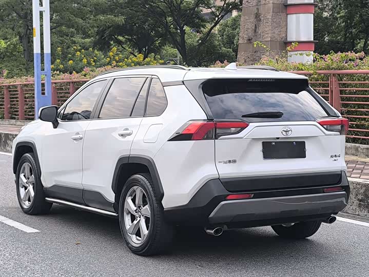 Фото 7 - Toyota RAV4