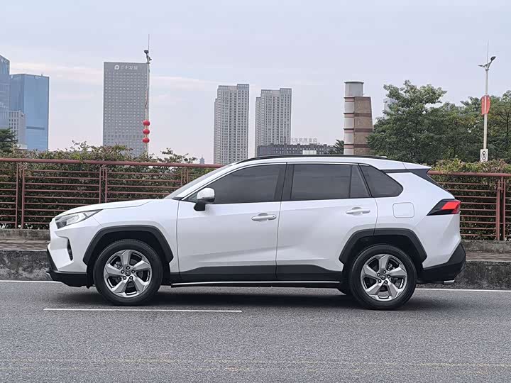 Фото 8 - Toyota RAV4