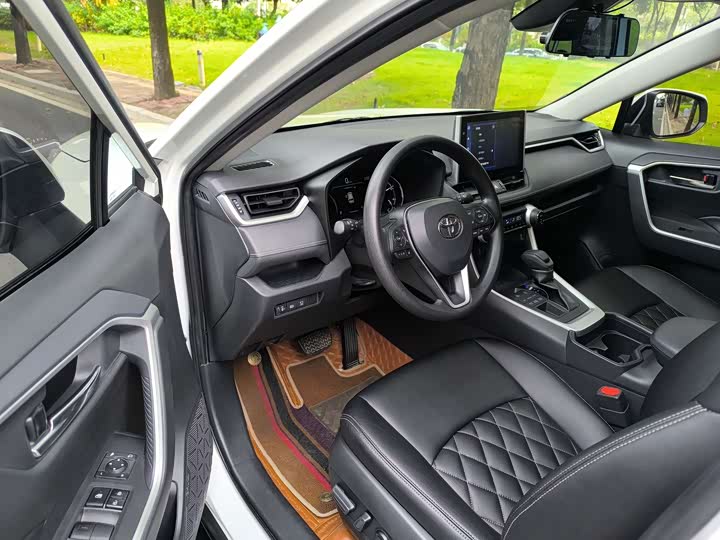 Фото 9 - Toyota RAV4