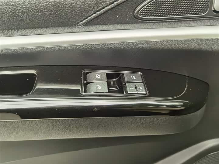 Фото 9 - Dongfeng Forthing Lingzhi M5