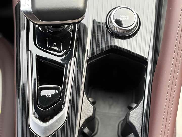 Фото 17 - Geely Monjaro