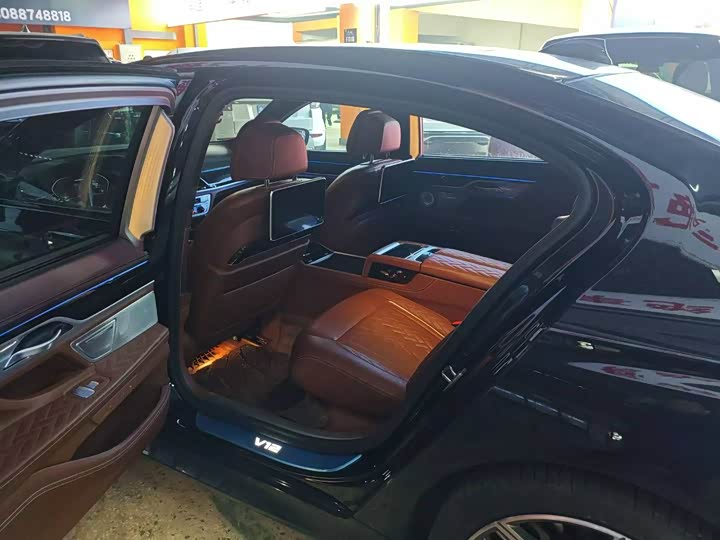 Фото 3 - BMW 7 Series