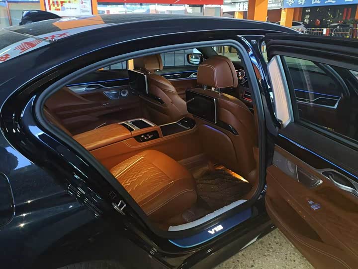 Фото 4 - BMW 7 Series