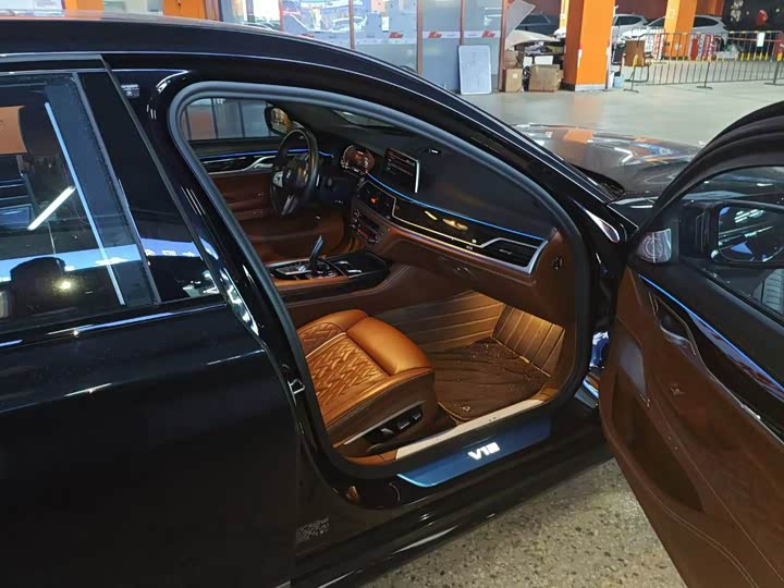 Фото 5 - BMW 7 Series