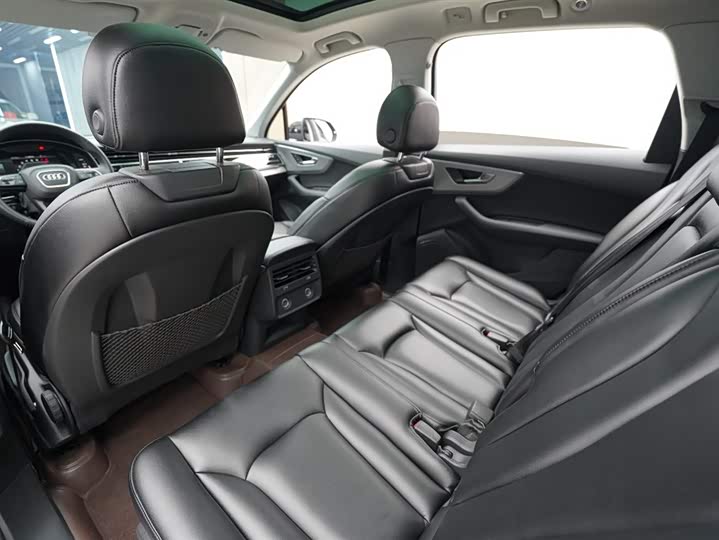 Фото 12 - Audi Q7