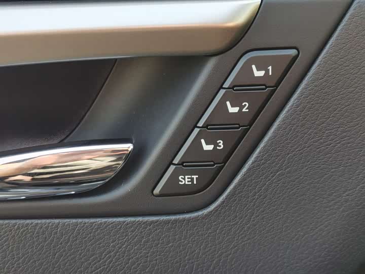 Фото 17 - Lexus RX