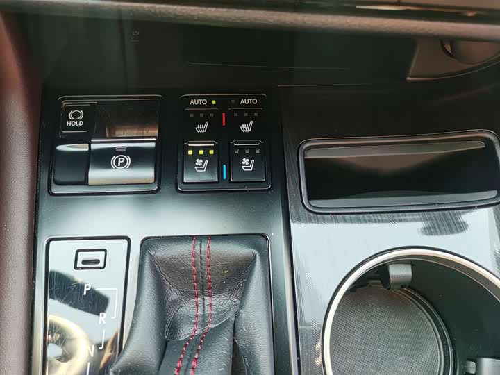 Фото 20 - Lexus RX