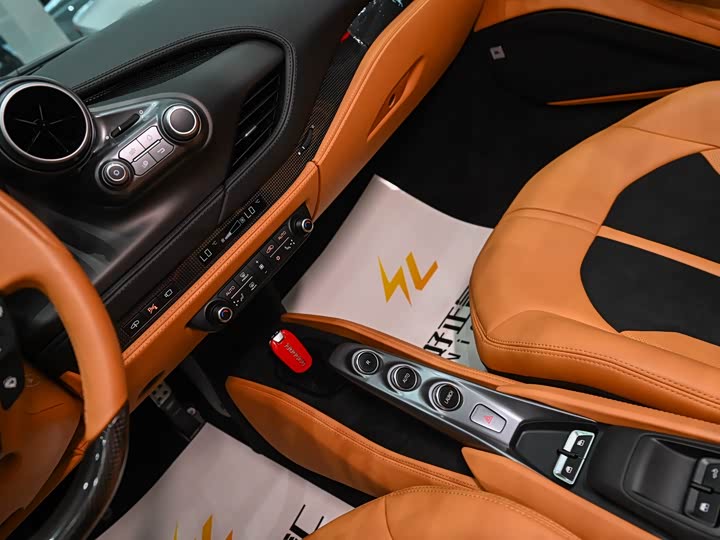 Фото 14 - Ferrari F8