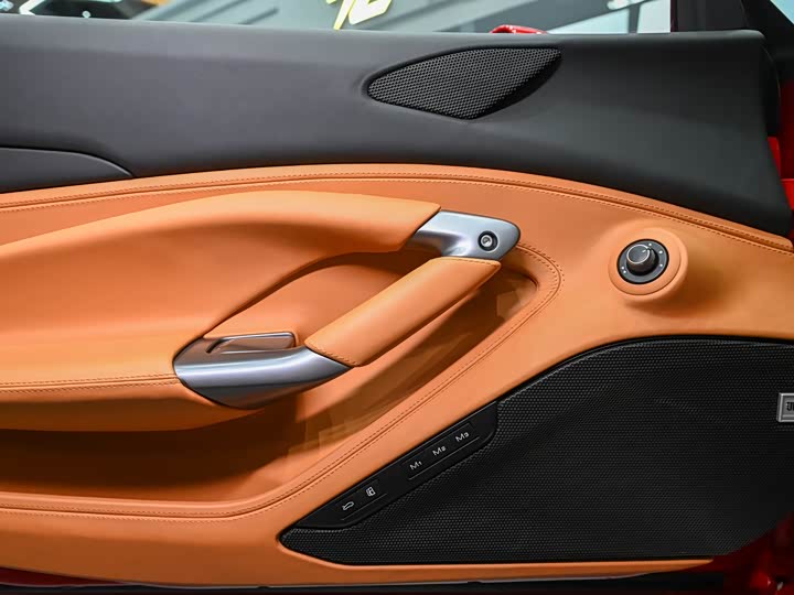 Фото 8 - Ferrari F8