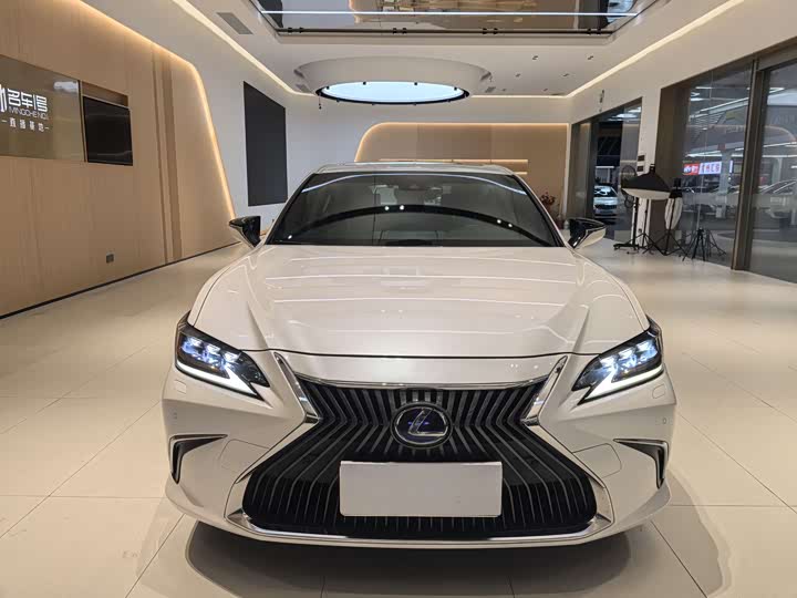 Фото 2 - Lexus ES