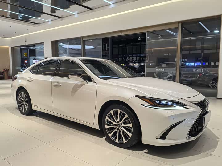 Фото 3 - Lexus ES