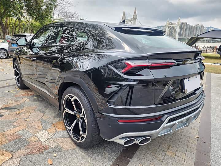 Фото 3 - Lamborghini Urus