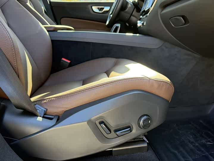 Фото 21 - Volvo XC60