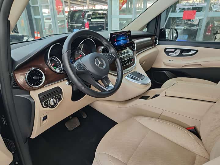 Фото 16 - Mercedes-Benz V-Class