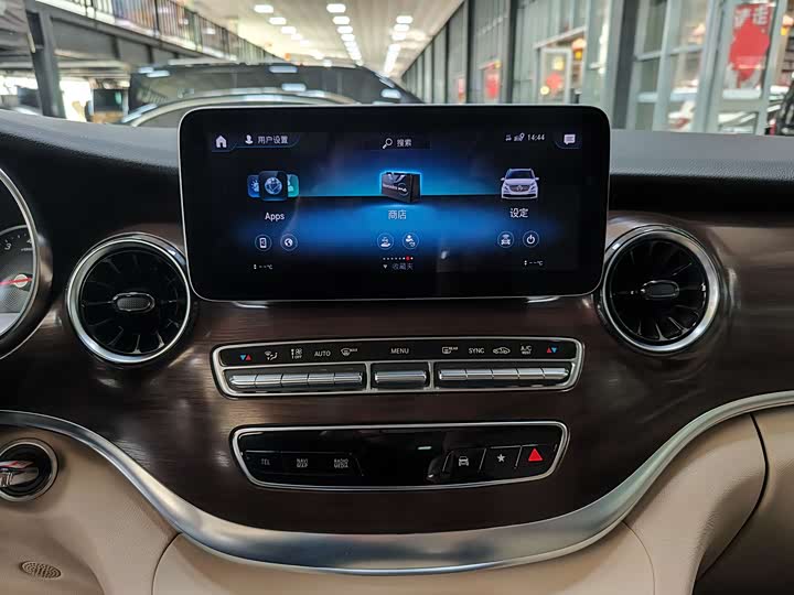 Фото 19 - Mercedes-Benz V-Class