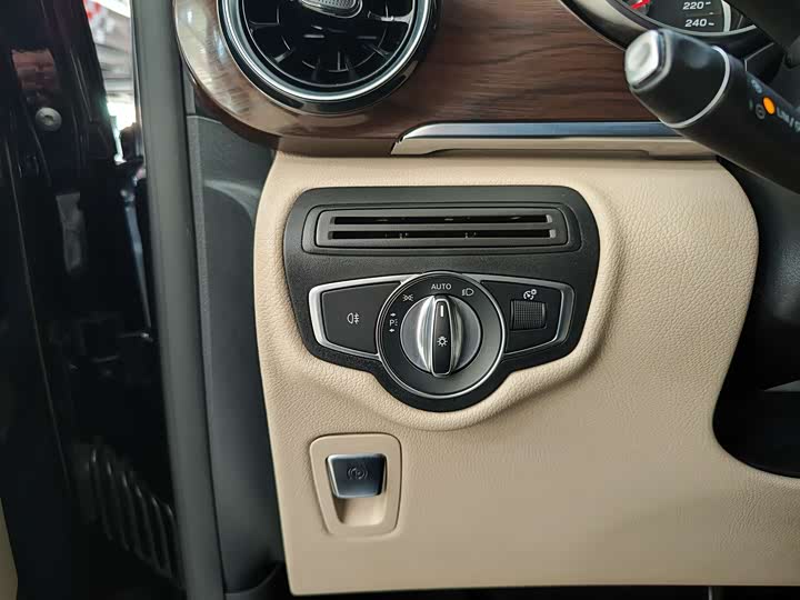 Фото 22 - Mercedes-Benz V-Class