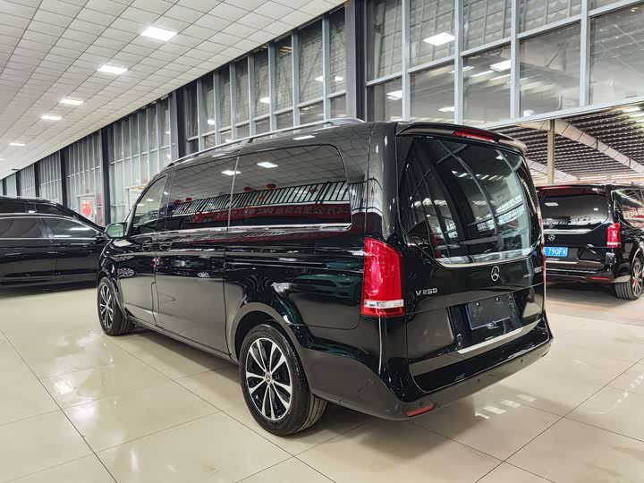 Фото 28 - Mercedes-Benz V-Class