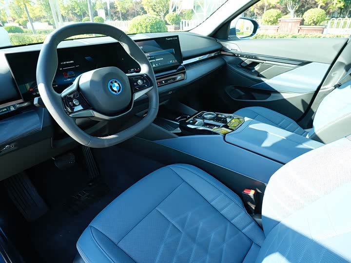 Фото 9 - BMW i5