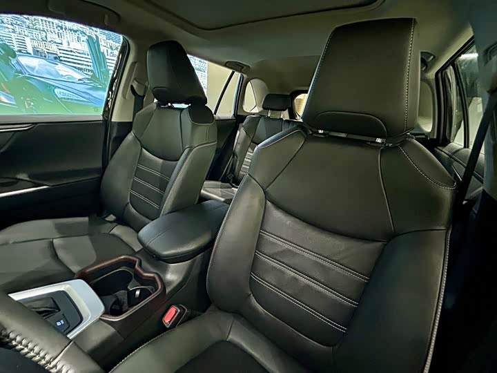 Фото 10 - Toyota RAV4