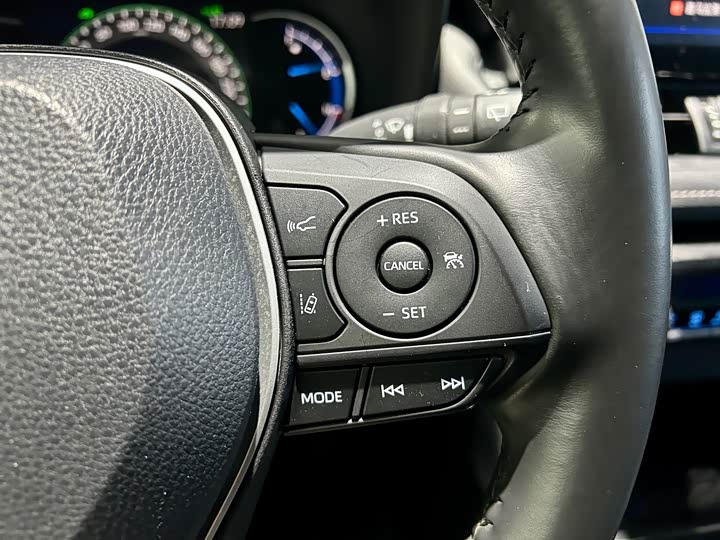 Фото 13 - Toyota RAV4