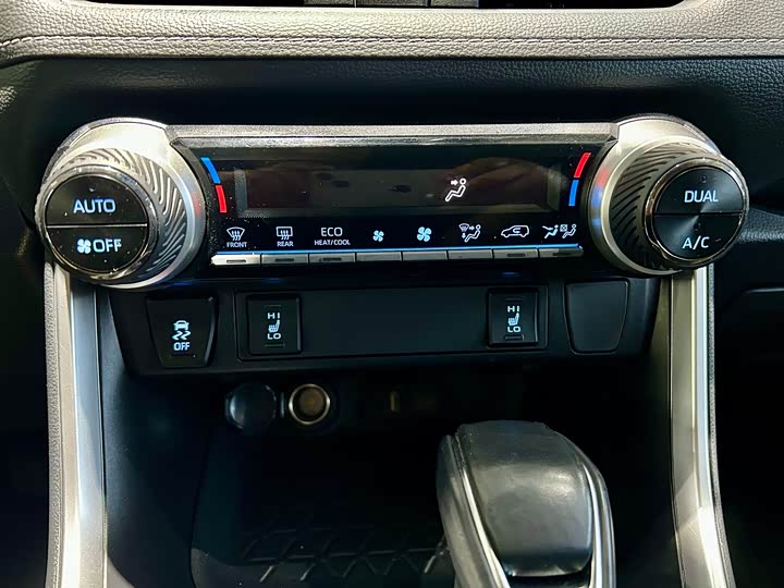 Фото 18 - Toyota RAV4