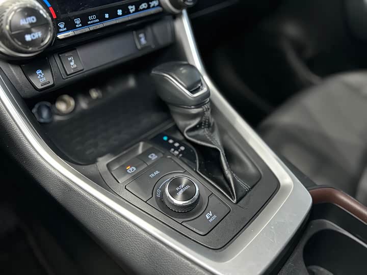 Фото 19 - Toyota RAV4