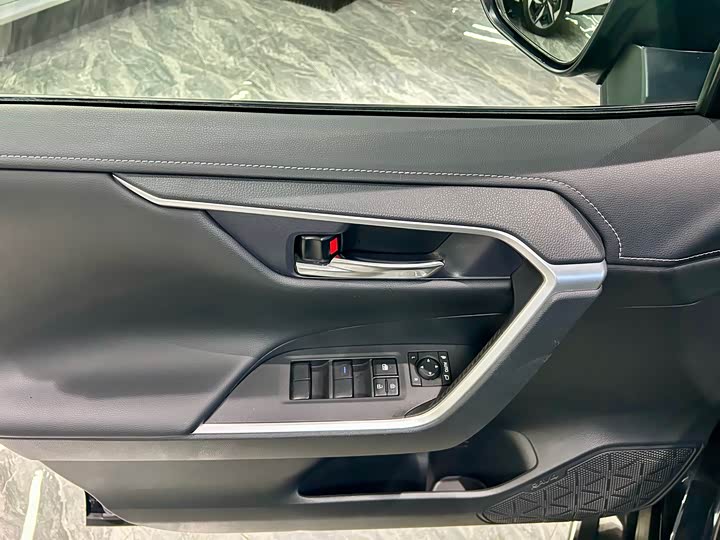 Фото 21 - Toyota RAV4