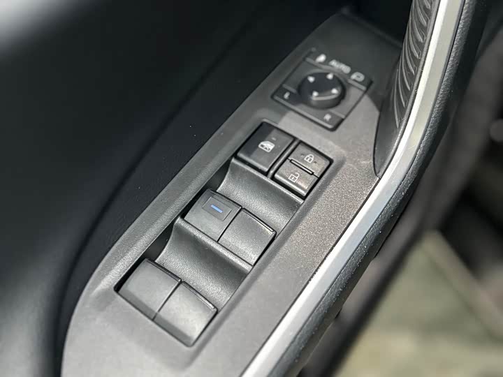 Фото 22 - Toyota RAV4