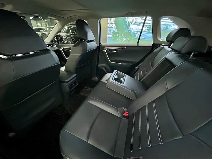 Фото 24 - Toyota RAV4