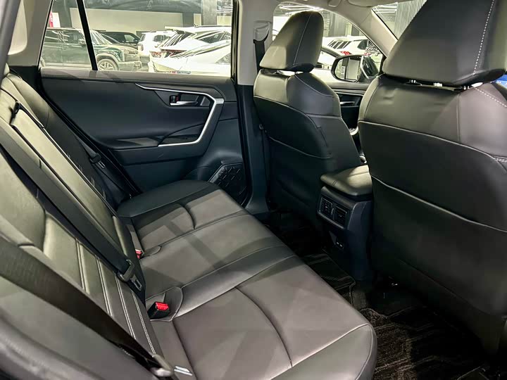 Фото 32 - Toyota RAV4